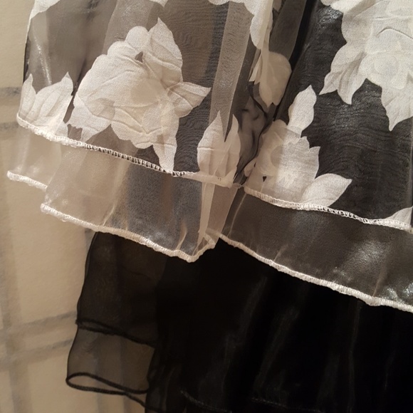 🌹Multi-Layered Blouse🛍 - Picture 3 of 4